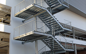 escalera metalica de emergencia instalada