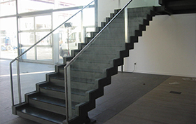 escalera metalica de interior instalada