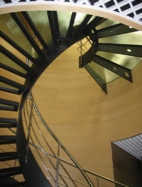 escalera metalica de interior instalada