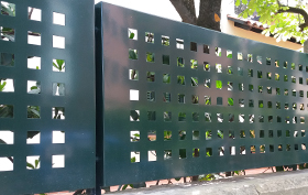 detalle valla chapa perforada