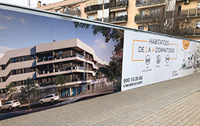 valla opaca lisa instalada con publicidad